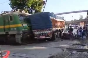 Gonda Asansol Express Accident: जसीडीह में ट्रक से टकराई ट्रेन, रेल यातायात प्रभावित