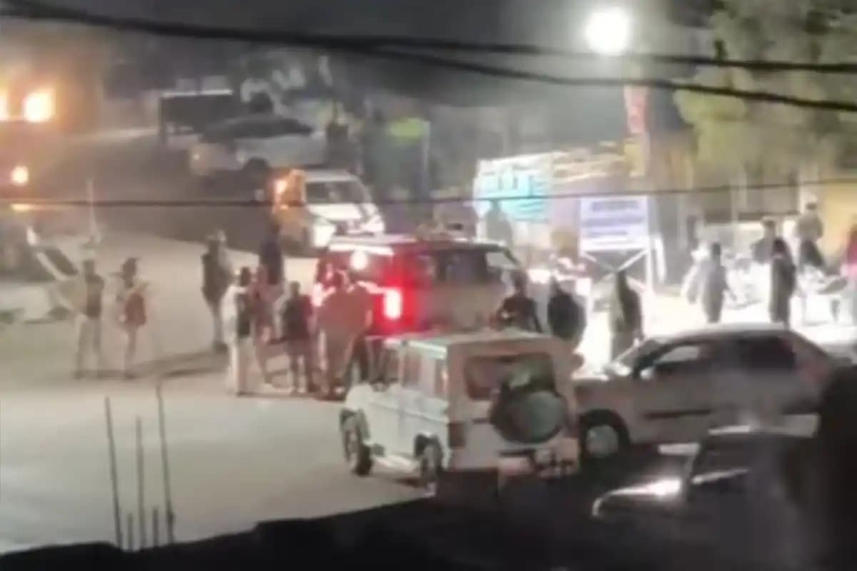 उज्जैन के तराना में हिंसक झड़प, पथराव और बस में आगजनी से इलाके में तनाव