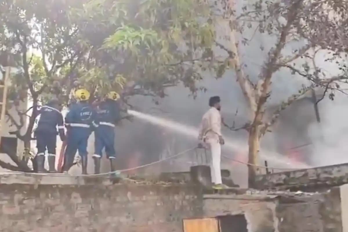 हैदराबाद के नामपल्ली इलाके में फर्नीचर की दुकान में भीषण आग, दो घंटे की मशक्कत के बाद पाया गया काबू