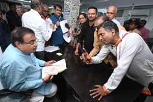 Nitin Gadkari: खामला चौक में जनसंपर्क कार्यक्रम, वरिष्ठ नागरिकों और दिव्यांगों की समस्याओं पर मिली राहत, सरकारी योजनाओं के लिए दिए निर्देश