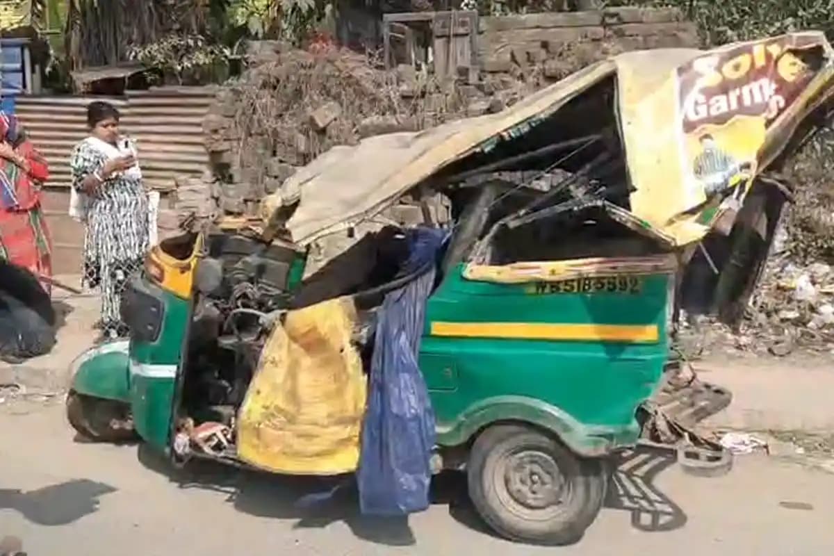 पश्चिम बंगाल: भयानक सड़क हादसा, टोटो और प्राइवेट कार की भीषण टक्कर, कम से कम 6 लोग घायल, पुलिस ने शुरू किया बचाव कार्य