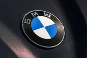 BMW ने बदला अपना लोगो