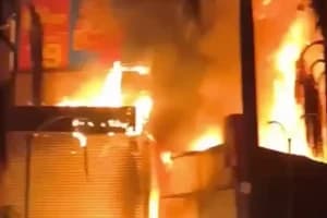 Hasnabad Fire Incident: हसनाबाद रेल कॉलोनी में भीषण आग से दस घर जलकर राख