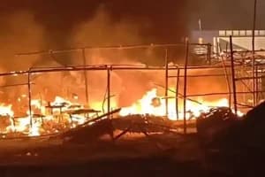 Poultry Farm Fire: मुर्शिदाबाद में मुर्गी पालन केंद्र में भीषण आग, 12000 मुर्गियां जिंदा जली