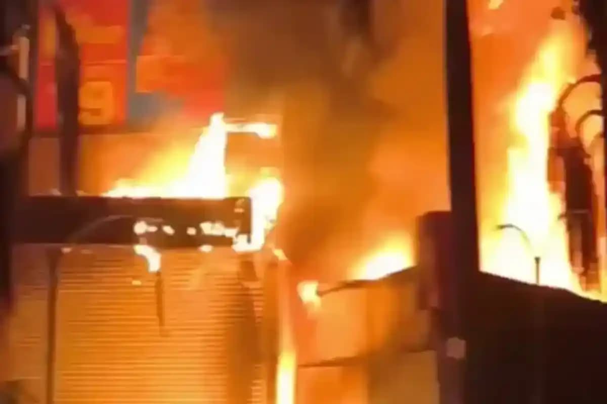 कोलकाता के सॉल्ट लेक सेक्टर फाइव की आईटी बिल्डिंग में भीषण आग, लिफ्ट में फंसी महिला कर्मचारी
