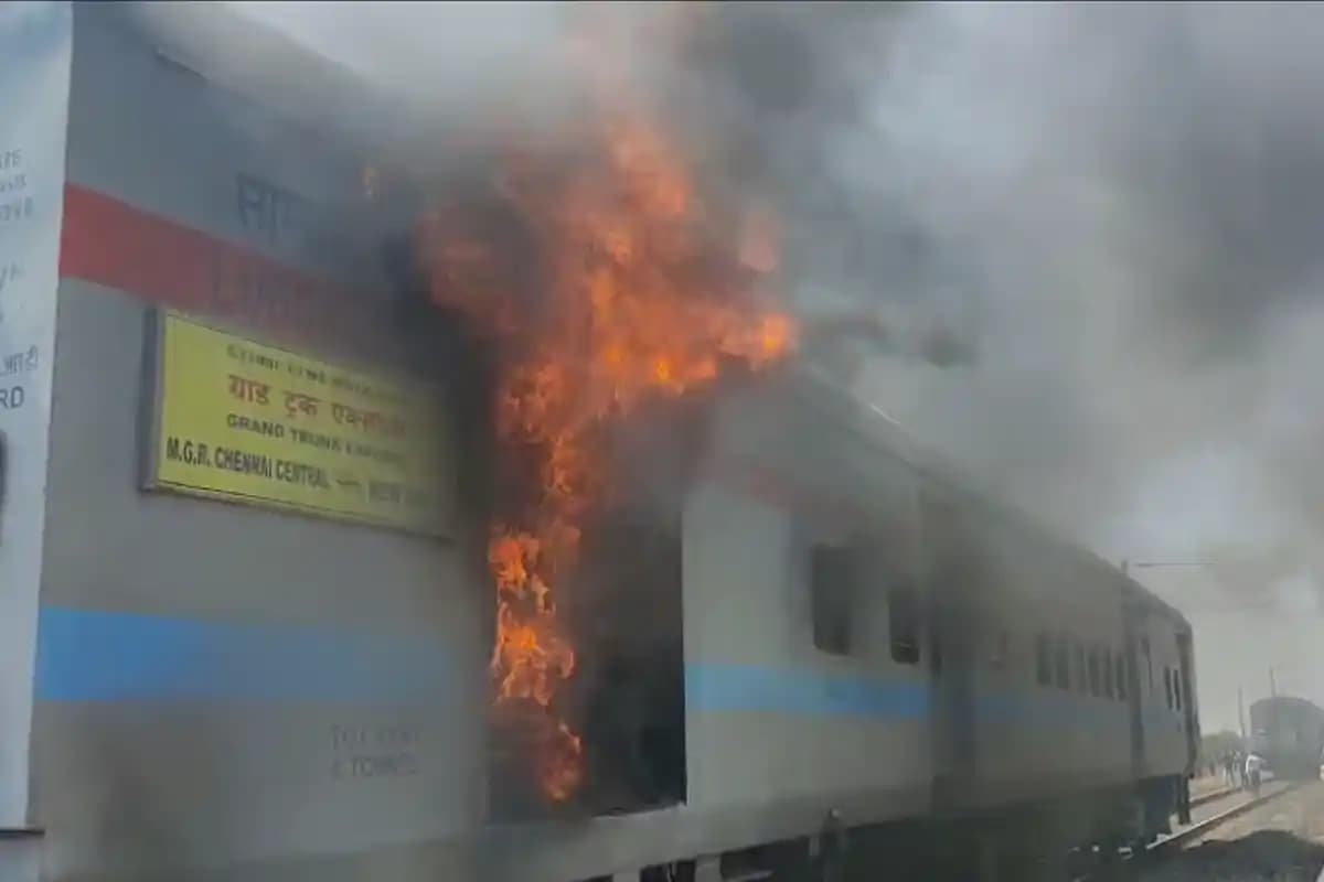 Photos: चेन्नई-दिल्ली ग्रैंड ट्रंक एक्सप्रेस के पार्सल डिब्बे में लगी आग, रेलवे बल ने संभाला हालात