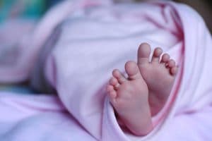 प्रसव पीड़ा से तड़पती महिला ने ब्लेड से काट लिया अपना पेट, बाहर आ गयी अंतड़ियां, बच्ची सुरक्षित