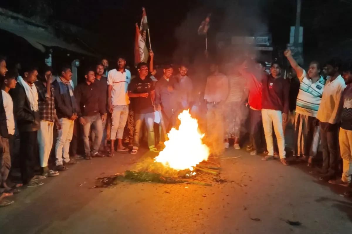 Bengal Politics: SIR की अंतिम सूची जारी होते ही भड़के TMC कार्यकर्ता, साहापुर मोड़ पर टायर जलाकर रोड जाम, शुभेंदु अधिकारी का पुतला दहन