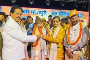 Jang Bahadur Singh folk singer Siwan Bihar honor News: सिवान के 105 वर्षीय लोकगायक जंग बहादुर सिंह को मॉरीशस के पूर्व राष्ट्रपति ने मंच से उतरकर किया सम्मानित