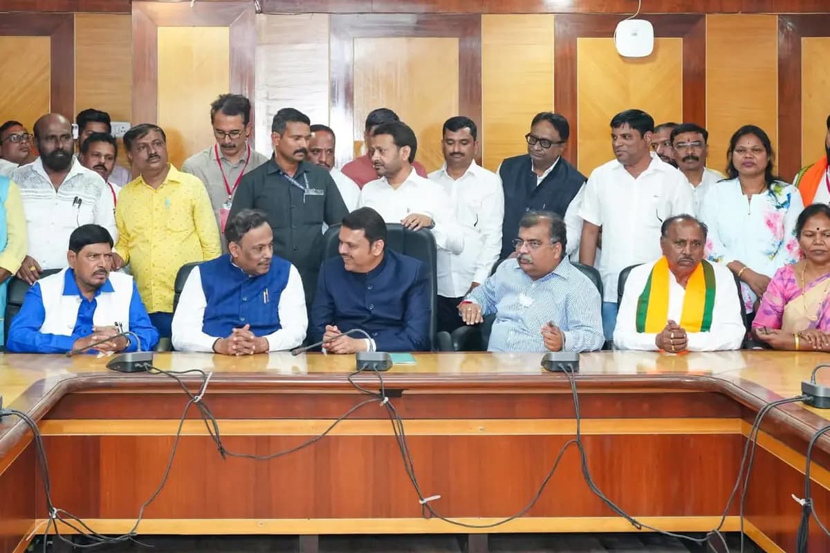 महाराष्ट्र से राज्यसभा के लिए नामांकन दाखिल, मुख्यमंत्री देवेंद्र फडणवीस की मौजूदगी में नेताओं ने भरा पर्चा
