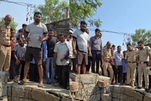 Saoner woman rescued from well Nagpur: सावनेर में कुएं में कूदी महिला को सामाजिक कार्यकर्ता हितेश बनसोड, फायर ब्रिगेड व पुलिस की संयुक्त कार्रवाई से सुरक्षित बचाया गया।