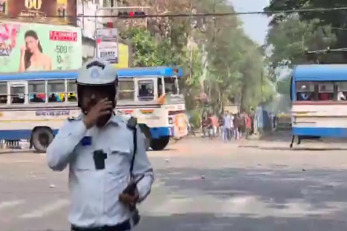 Kolkata BJP TMC clash: कोलकाता के गिरीश पार्क में BJP-TMC कार्यकर्ताओं के बीच हिंसक झड़प, पुलिस अधिकारी और BJP नेता घायल