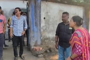 Durgapur water crisis protest road blockade: दुर्गापुर के सगड़भांगा में जल संकट को लेकर राज्य सड़क जाम, पुलिस व TMC नेता को घेरा - प्रशासन ने दिया समाधान का आश्वासन।