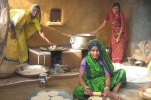 चप्पल पहनकर खाना बनाना कितना सही? जानिए रसोईघर से जुड़ी कुछ जरूरी बातें