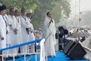 Eid Kolkata: ईद की नमाज़ में रेड रोड पहुंचीं मुख्यमंत्री ममता बनर्जी, नमाज़ियों को दी ईद की मुबारकबाद; फिरहाद हाकिम ने परिवार संग चेतना मस्जिद में अदा की नमाज़ | Photos