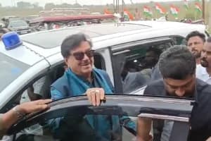 Shatrughan Sinha blue light car election code violation Jamuria: जामुड़िया विधानसभा में प्रचार के दौरान नीली बत्ती वाली गाड़ी में पहुंचे TMC सांसद शत्रुघ्न सिन्हा पर आचार संहिता उल्लंघन का आरोप।