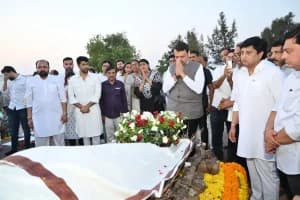 Datta Meghe funeral Pawnar state honors: पूर्व सांसद दत्ता मेघे का पवनार, वर्धा में राजकीय सम्मान के साथ अंतिम संस्कार। मुख्यमंत्री फडणवीस व केंद्रीय मंत्री गडकरी सहित कई नेता उपस्थित रहे।