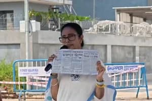 Mamata Banerjee North Bengal election campaign: मुख्यमंत्री ममता बनर्जी कोलकाता एयरपोर्ट से उत्तर बंगाल प्रचार पर निकलीं, चुनाव आयोग पर निष्पक्षता पर सवाल उठाए और मध्यरात्रि की वोटर लिस्ट पर हमला बोला।