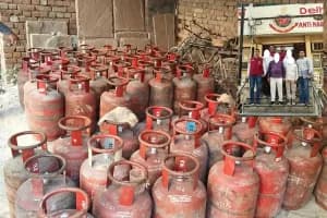 दिल्ली में अवैध एलपीजी रैकेट का पर्दाफाश: 183 सिलेंडर बरामद, 4 आरोपी हिरासत में