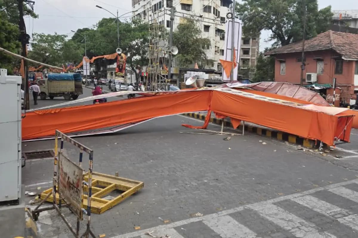 नागपुर के आग्याराम देवी चौक पर तेज हवा से स्वागत द्वार गिरा, दो लोग घायल
