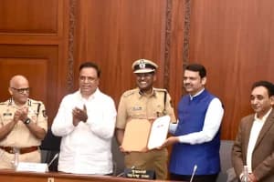 Nagpur e-governance award Maharashtra: महाराष्ट्र की 150 दिन की ई-गवर्नेंस मुहिम में नागपुर को तिहरा सम्मान। मुख्यमंत्री फडणवीस ने सह्याद्री अतिथि गृह में किया पुरस्कृत।