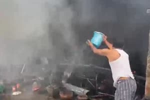 Giridih warehouse fire Kalibari Chowk: गिरिडीह के कालीबाड़ी चौक स्थित चारमंजिला मकान के छत के गोदाम में आग, दमकल ने एक घंटे में काबू पाया। शॉर्ट सर्किट की आशंका, कोई हताहत नहीं।