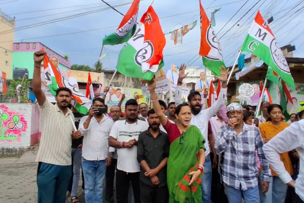 Photos: बहरामपुर में अधीर चौधरी के प्रचार पर TMC समर्थकों का हमला, चुनाव आयोग ने तैनात की केंद्रीय बल और राज्य पुलिस