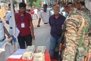 Kolkata election cash seizure Burtolla police: कोलकाता में चुनाव पूर्व वाहन जांच अभियान में स्पेशल सर्विलांस टीम और बर्तल्ला पुलिस ने ₹16,94,500 नकद बरामद किए, दो यात्री हिरासत में।