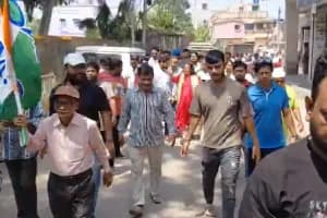 Ward 125 Kolkata road repair complaint: कोलकाता वार्ड 125 के पान पराग की महिलाओं ने खराब सड़क ठीक करने की मांग को लेकर बेहाला पश्चिम विधानसभा प्रत्याशी रत्ना चट्टोपाध्याय से शिकायत की।