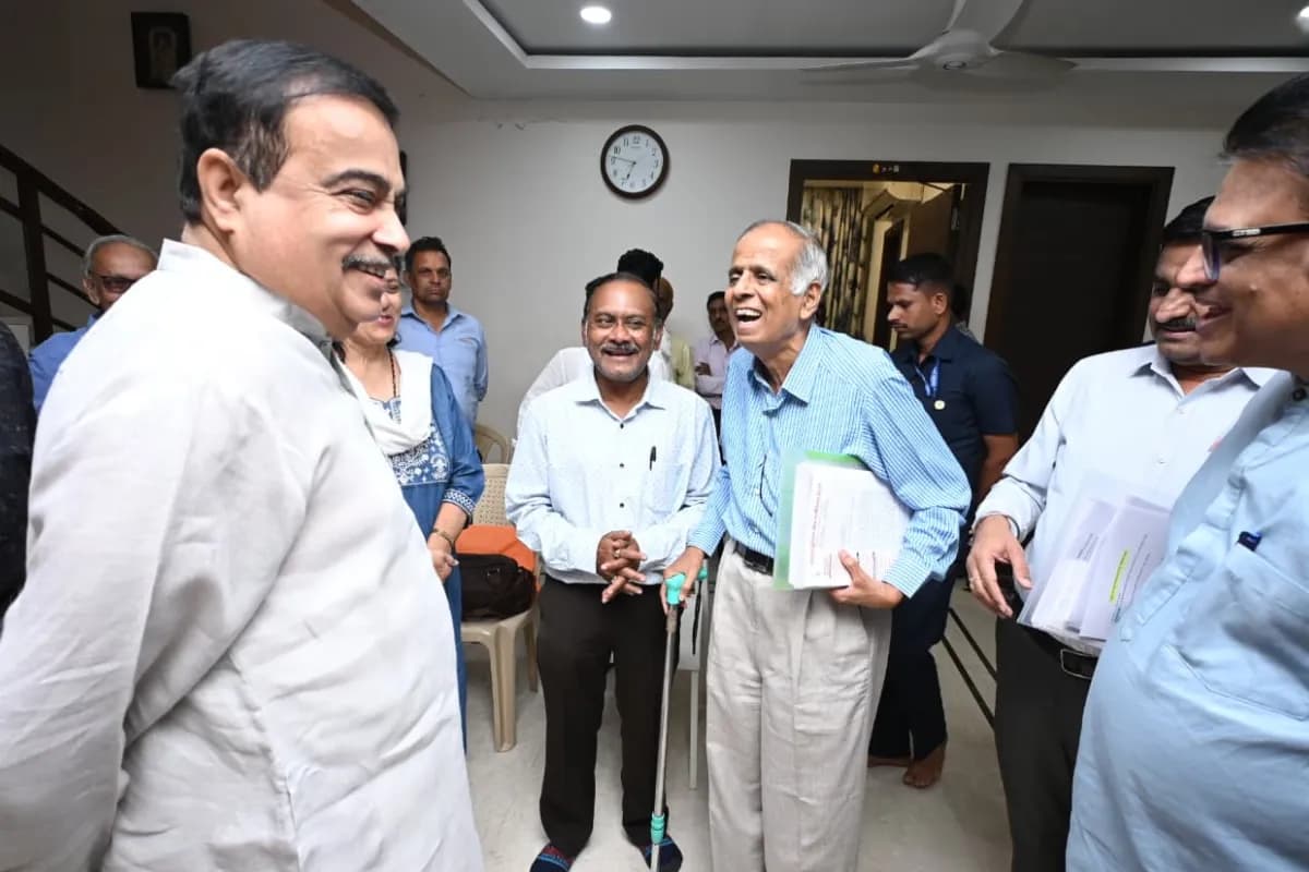 नागपुर में नितिन गडकरी का पत्रकारों से आग्रह: राष्ट्रहित के विचार जन-जन तक पहुंचाएं, स्वास्थ्य सुविधाओं में सहयोग का दावा