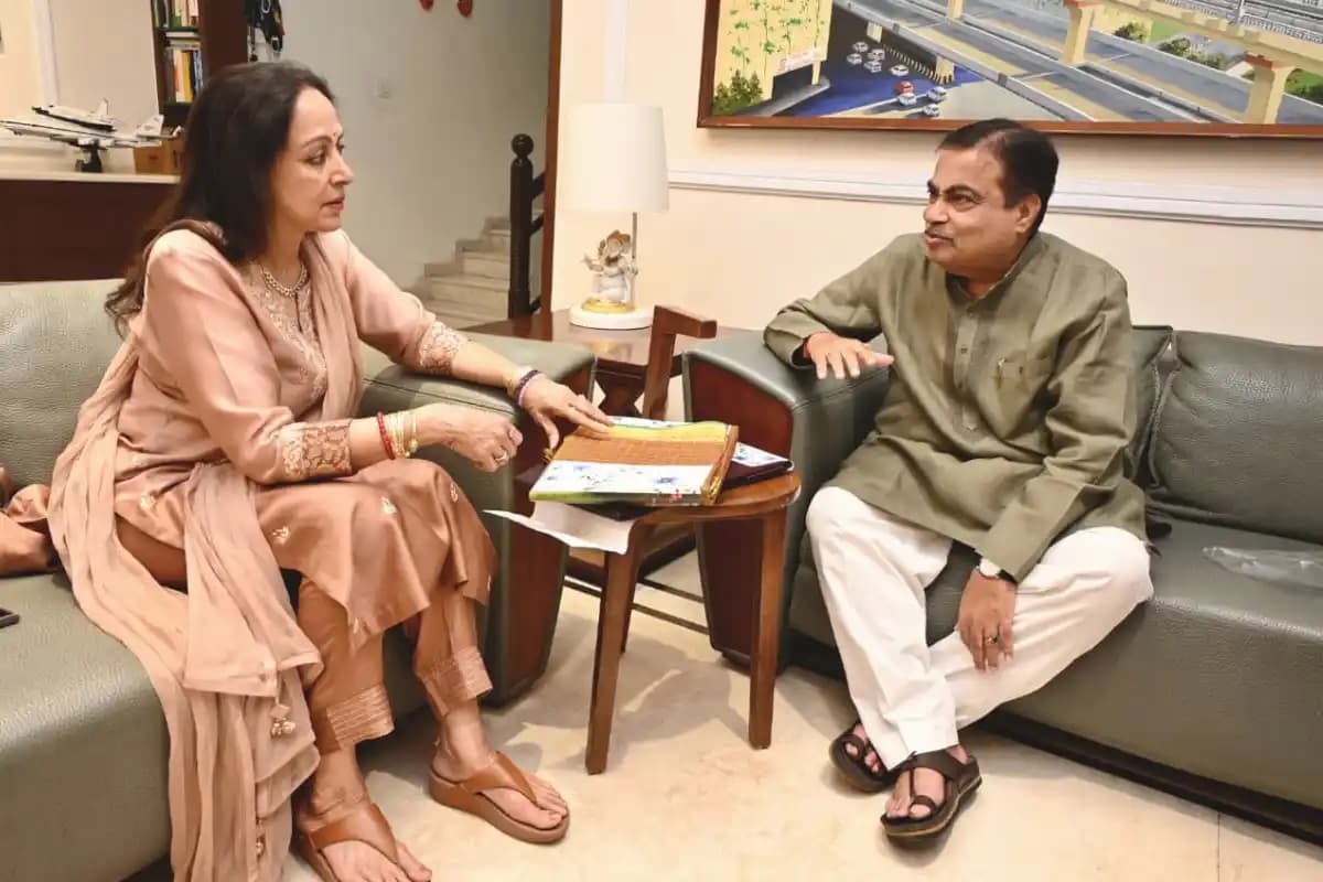 नागपुर में हेमा मालिनी और नितिन गडकरी की मुलाकात, स्थानीय साड़ी को मिला बढ़ावा