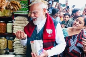 ‘झालमुड़ी’ पर सियासत गरम, पीएम मोदी ने कहा “मैंने खाई, मिर्ची TMC को लगी”