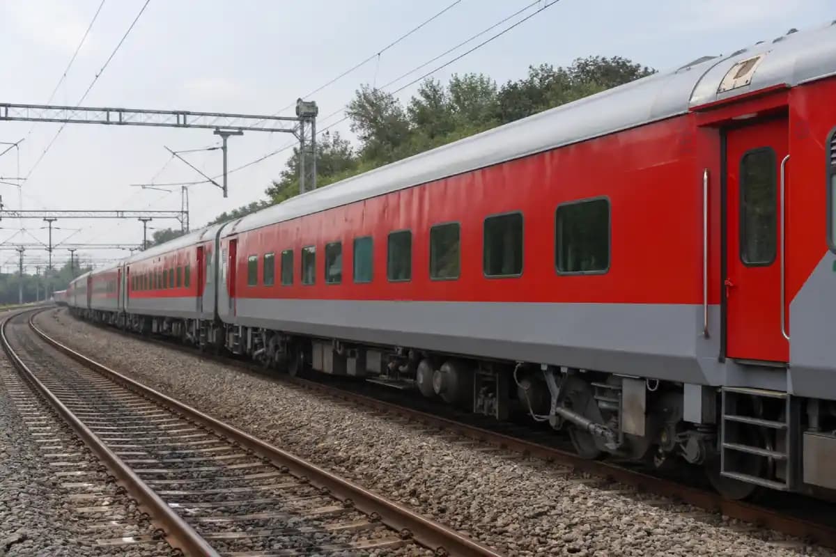 ट्रेनों में नए एलएचबी डिब्बे लागू, सफर होगा अधिक सुरक्षित और आरामदायक