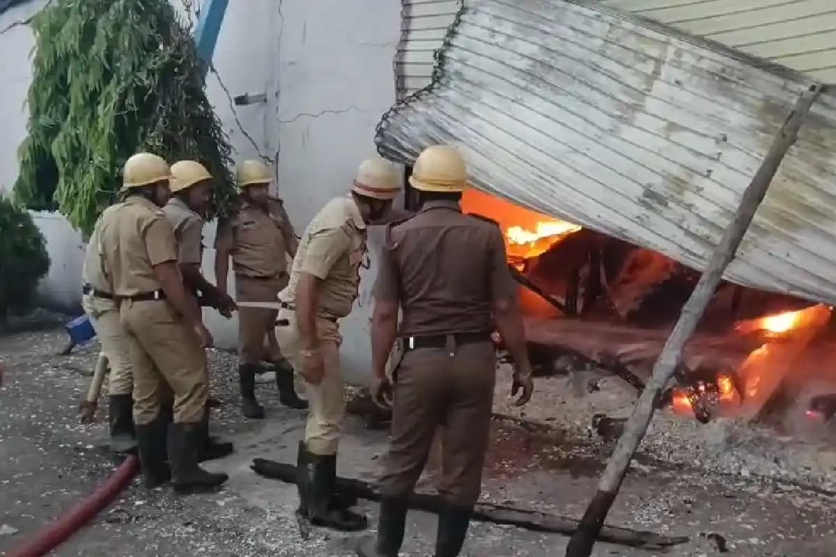 घुसुड़ी में भोररात भीषण आग, हनुमान जूट मिल का राखी गोदाम जलकर राख