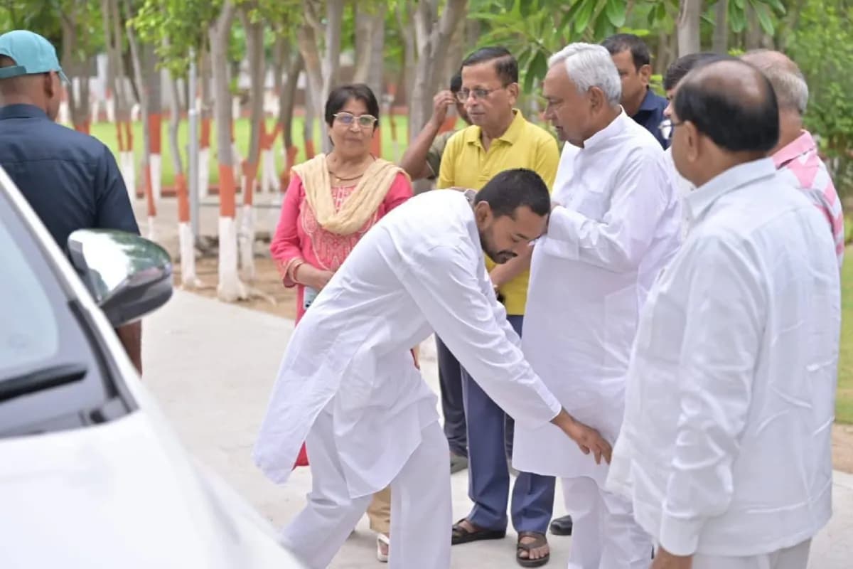नीतीश कुमार के बेटे निशांत कुमार ने शुरू की अपनी ‘सद्भाव यात्रा’, पिता के पैर छूकर लिया आशीर्वाद