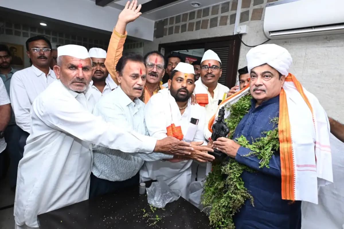 नागपुर में नितिन गडकरी का जनसंपर्क: परभणी से इंदौर तक के लोग पहुँचे, अधिकारियों को ऑन द स्पॉट फोन कर दिलाया समाधान