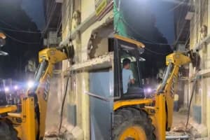 कोलकाता में बुलडोजर एक्शन! अवैध इमारतों पर चला प्रशासन का डंडा
