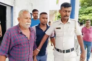 उत्तर 24 परगना: गोबरडांगा में पुलिस का बड़ा छापा, 23 पेटी (460 बोतल) बांग्ला शराब बरामद, 66 वर्षीय व्यापारी गिरफ्तार