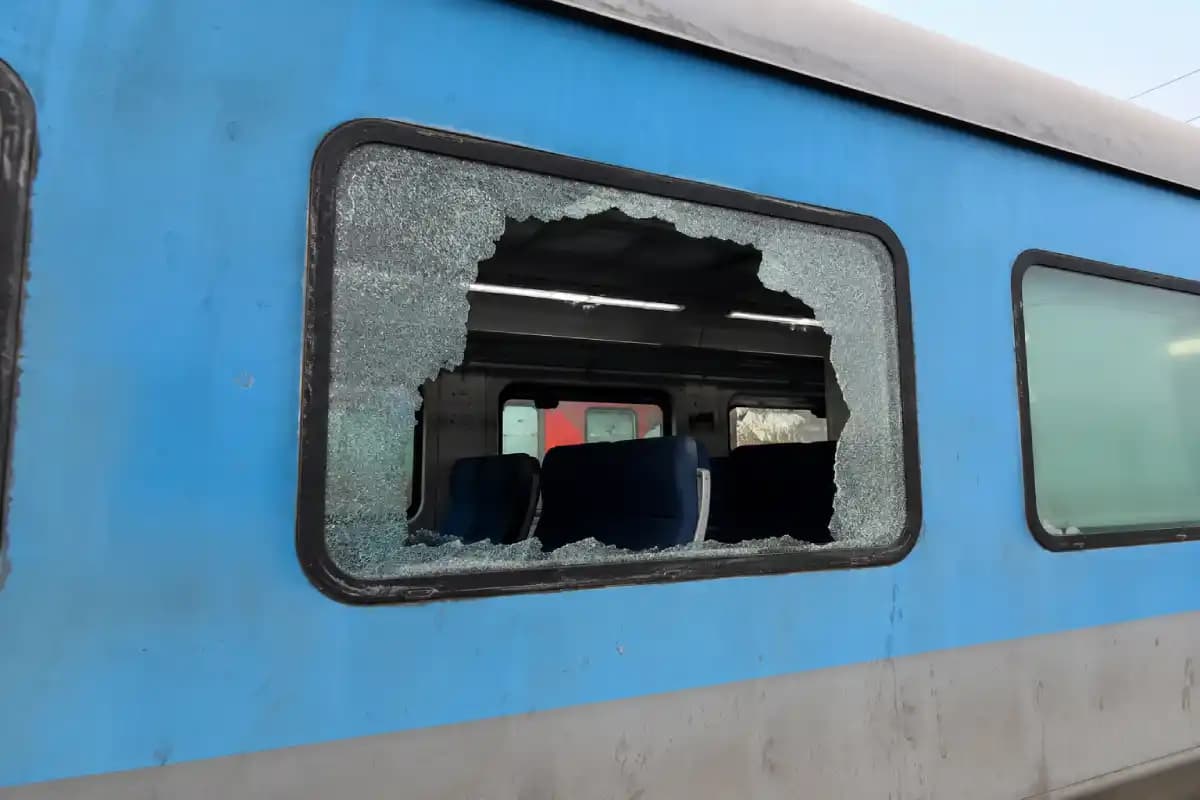 फिरोजाबाद के पास शताब्दी एक्सप्रेस पर पथराव, सरसंघचालक सुरक्षित दिल्ली पहुंचे