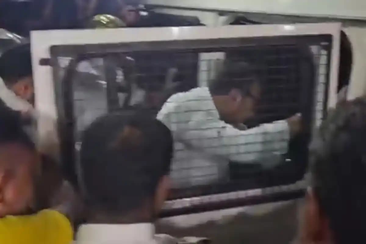 Kolkata News: अलीपुर में बाहर निकलते समय अरूप विश्वास पर अंडा फेंके जाने की घटना से राजनीतिक माहौल गरमाया