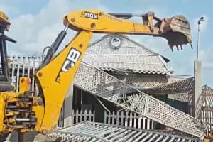 TMC के पूर्व विधायक शौकत मोल्ला के बेटे इमरान मोल्ला के कैफे पर चला बुलडोजर