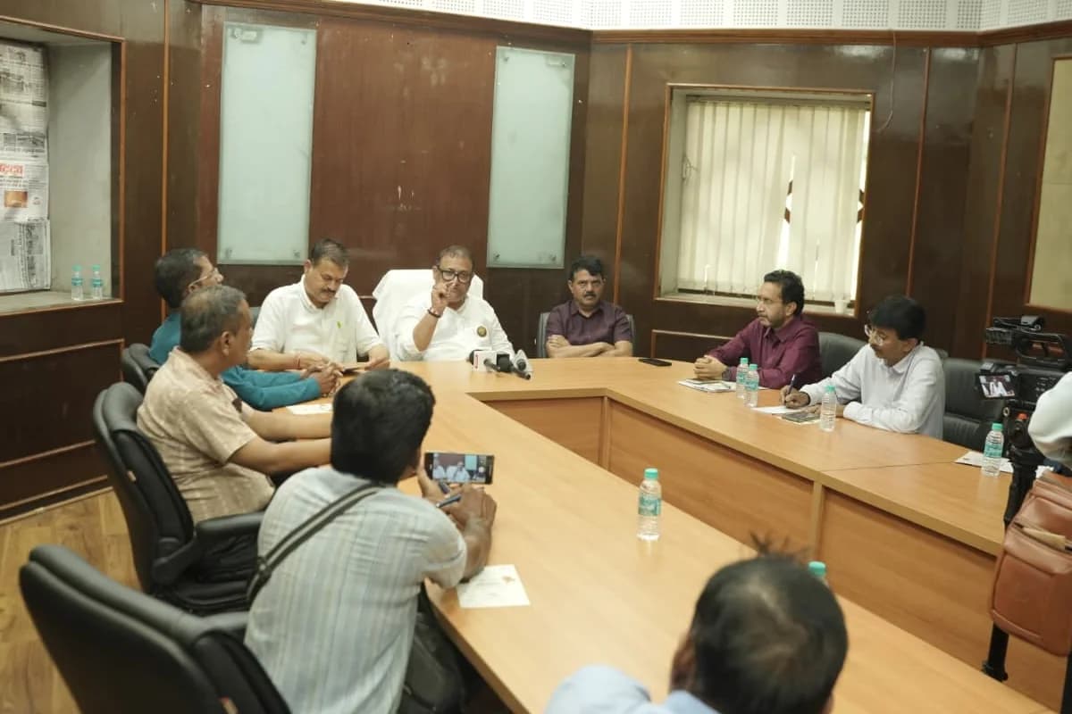 दक्षिण नागपुर में स्कूल वैनों की जांच की उठी मांग, शिवसेना ने पुलिस को सौंपा ज्ञापन