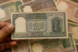 Old Currency Note: घर में रखा पुराना ₹50 या ₹100 का नोट बना सकता है आपको मालामाल! जानें कैसे बढ़ती है इसकी कीमत