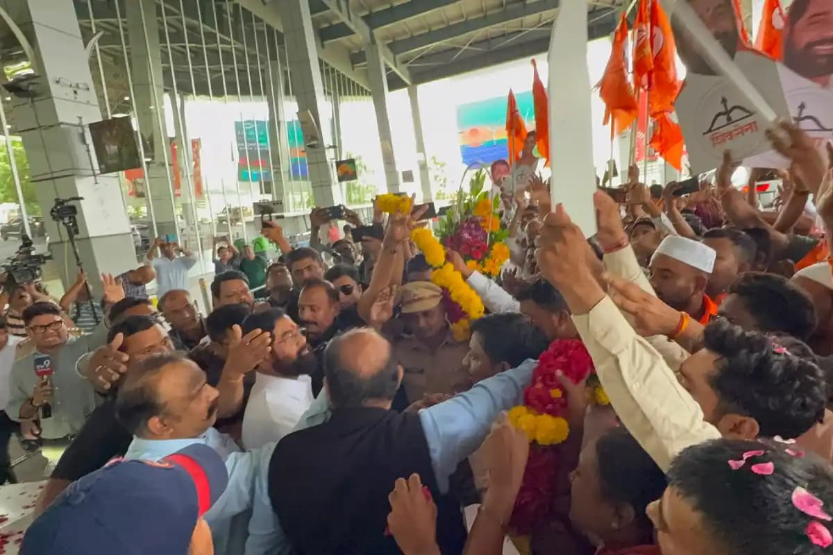 नागपुर एयरपोर्ट पर शिवसैनिकों ने उपमुख्यमंत्री एकनाथ शिंदे का भव्य और उत्साहपूर्ण स्वागत किया