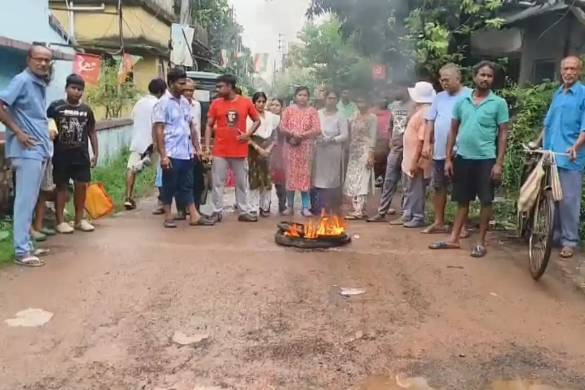 North 24 Parganas News: 15 साल पुरानी सड़क की मरम्मत की मांग को लेकर लोगों का प्रदर्शन