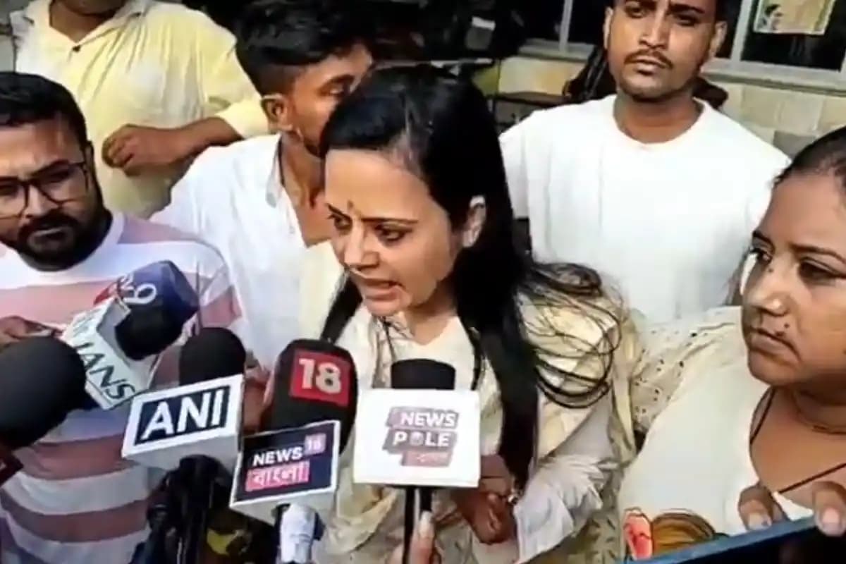 Kolkata: कालीघाट में ममता बनर्जी के घर के बाहर पत्रकारों से बात करते हुए महुआ मोइत्रा ने कई पोस्टों को लेकर अपना जवाब दिया।
