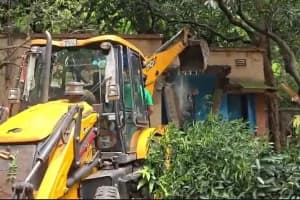 DVC Maithon eviction drive: माइथन में डिविसी ने दखल हटाने की कार्रवाई शुरू की, सौ से अधिक पुराने मकानों को बुलडोजर से तोड़ा जा रहा है