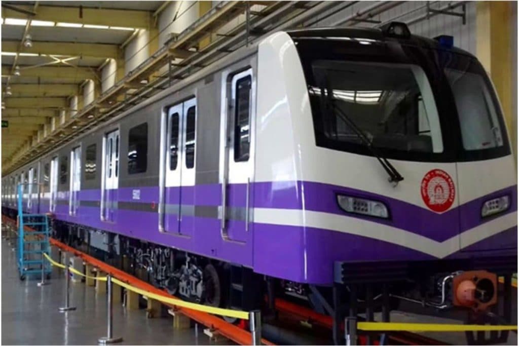 Kolkata Metro: कोलकाता मेट्रो 27 जुलाई से ब्लू और ग्रीन लाइन पर परिचालन समय बढ़ाएगी, जानें नई टाइमिंग और ट्रेनों की बढ़ी हुई संख्या।