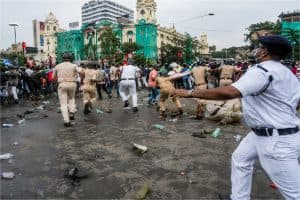 NEET Protest Violence: कोलकाता कोर्ट ने नीट प्रदर्शन हिंसा मामले में 16 आरोपियों को 30 जुलाई तक न्यायिक हिरासत में भेजा, गुंडा अधिनियम की धाराएं भी लगीं।