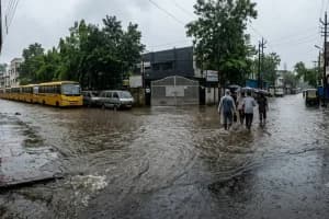 Nagpur Heavy Rain School Closed: नागपुर में भारी बारिश के कारण कल सभी स्कूल बंद, ऑनलाइन कक्षाओं की जानकारी बाद में दी जाएगी
